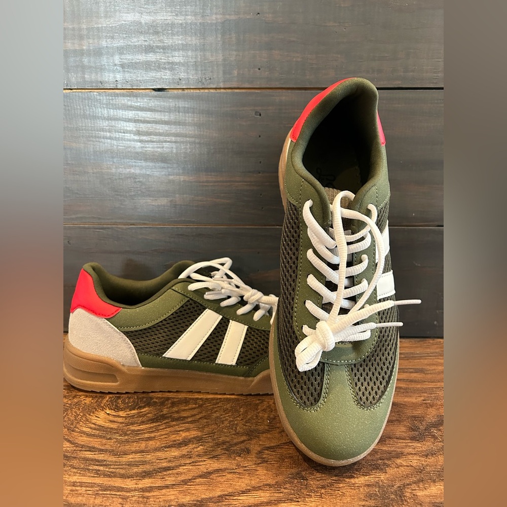 LA SHEELAH Everyday Sneaker (Brand New)